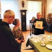 Goście otrzymali od biskupa obraz przedstawiający św. Maksymiliana Marię Kolbego.