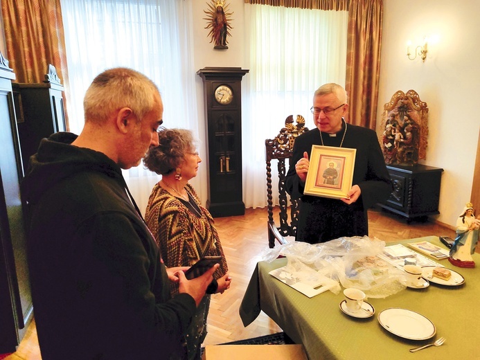 Goście otrzymali od biskupa obraz przedstawiający św. Maksymiliana Marię Kolbego.