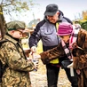 Na wielu cmentarnych alejkach i przy bramach można było spotkać kwestujących.