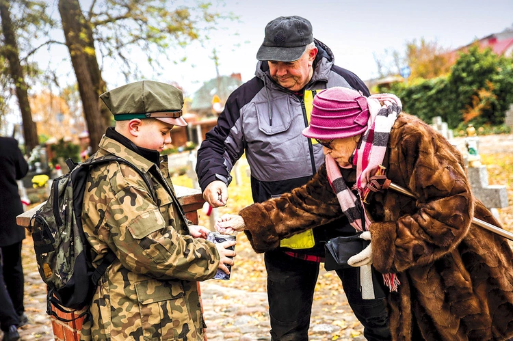 Na wielu cmentarnych alejkach i przy bramach można było spotkać kwestujących.