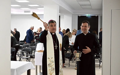 Biskup błogosławi podczelską placówkę. 