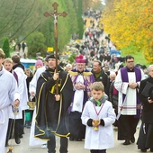 Po Mszy św. odbyła się procesja żałobna z modlitwą w intencji zmarłych.