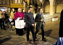 Relikwiarz niosła Barbara Boduch wraz z mężem.
