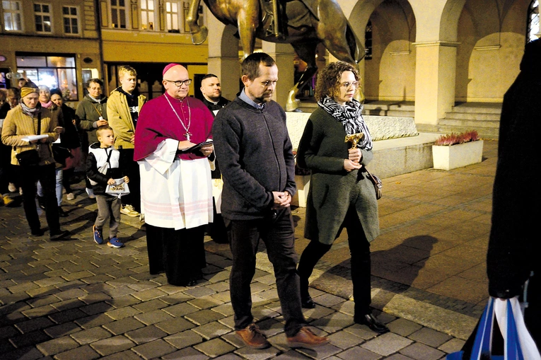 Relikwiarz niosła Barbara Boduch wraz z mężem.