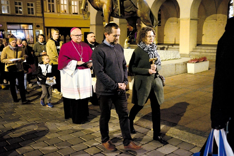 Relikwiarz niosła Barbara Boduch wraz z mężem.