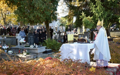 Modlitwa zgromadziła kapłanów, siostry zakonne i wielu wiernych.