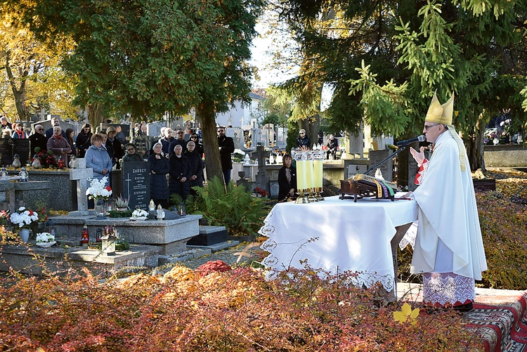 Modlitwa zgromadziła kapłanów, siostry zakonne i wielu wiernych.