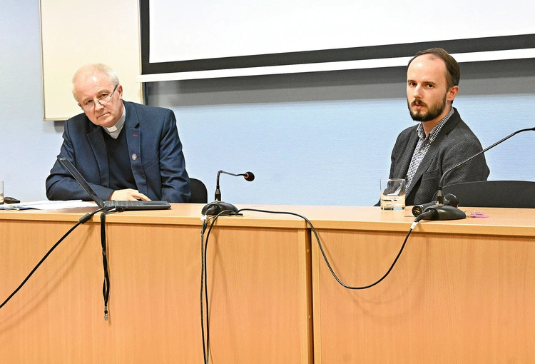 Dwugłos ks. Andrzeja Anderwalda i Arkadiusza Jasińskiego zainteresował publiczność.