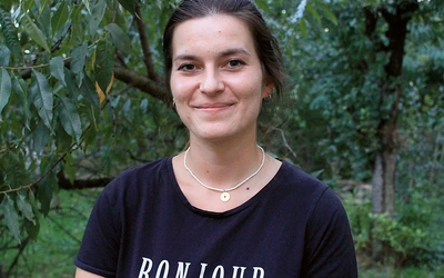 Anna Ralko w ogrodzie rodzinnego domu w Januszkowicach.