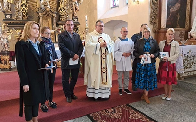 	W ostatnią niedzielę października w kościele parafialnym w Śmiałowicach odbyło się uroczyste błogosławieństwo członków parafialnego zespołu synodalnego. Jego działalność ma opierać się na modlitwie, wsłuchiwaniu się w głos Ducha Świętego, poznawaniu nauki Kościoła, wymianie myśli i wypracowaniu pomysłów dotyczących różnych dziedzin życia Kościoła.