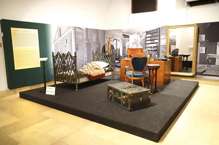 W jednej z sal odtworzono sandomierskie mieszkanie literata.