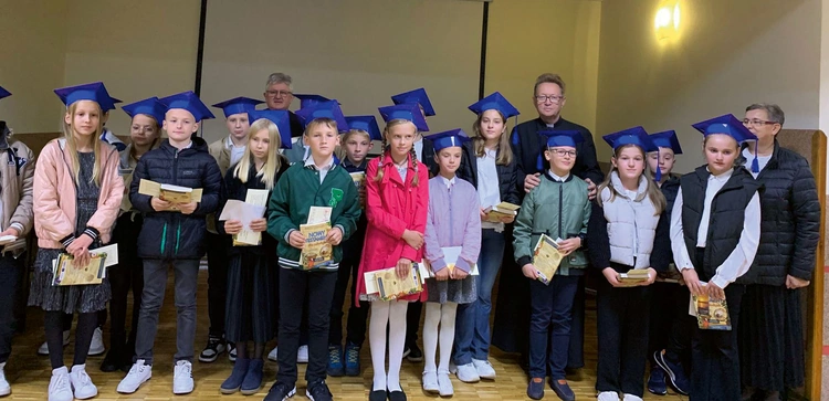 Mali pasjonaci Biblii.