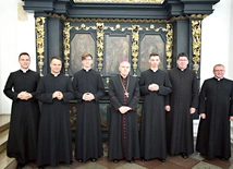 Nowo obłóczeni klerycy (obok biskupa) wraz z przełożonymi.