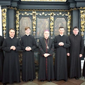 Nowo obłóczeni klerycy (obok biskupa) wraz z przełożonymi.