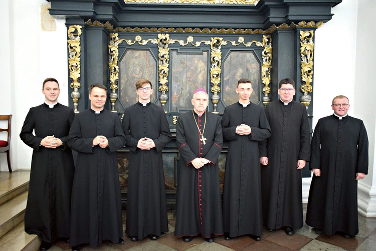 Nowo obłóczeni klerycy (obok biskupa) wraz z przełożonymi.