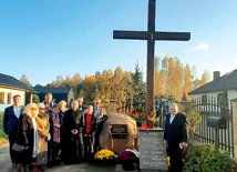 Miejsce pamięci przy drewnianym krzyżu znajduje się przy ul. Wolności.