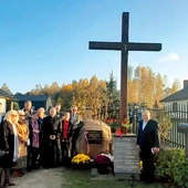 Miejsce pamięci przy drewnianym krzyżu znajduje się przy ul. Wolności.