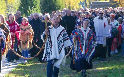 	Ks. Grzegorz Kozioł (w głębi z prawej) podczas spotkania misyjnego róż Żywego Różańca.