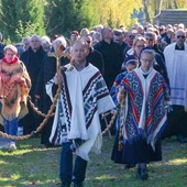 	Ks. Grzegorz Kozioł (w głębi z prawej) podczas spotkania misyjnego róż Żywego Różańca.
