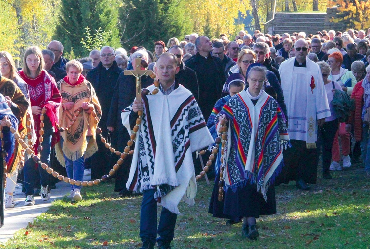 	Ks. Grzegorz Kozioł (w głębi z prawej) podczas spotkania misyjnego róż Żywego Różańca.