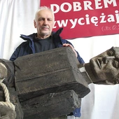 	Ta praca różni się od innych dzieł rzeźbiarza z Jadownik. Nie powstała na zamówienie, ale pod wpływem przeszłości artysty. 