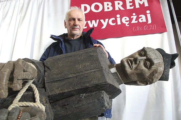	Ta praca różni się od innych dzieł rzeźbiarza z Jadownik. Nie powstała na zamówienie, ale pod wpływem przeszłości artysty. 