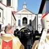 Strażacy przed obrazem MB Miłosierdzia.