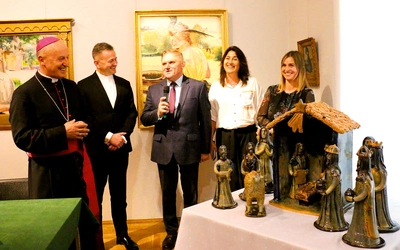 Przy stajence bożonarodzeniowej  (od lewej): bp Marek Solarczyk, ks. Grzegorz Zieliński, Leszek Ruszczyk, Ilona Pulnar-Duszyk i Katarzyna Jendrzejczyk.