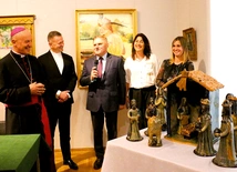 Przy stajence bożonarodzeniowej  (od lewej): bp Marek Solarczyk, ks. Grzegorz Zieliński, Leszek Ruszczyk, Ilona Pulnar-Duszyk i Katarzyna Jendrzejczyk.