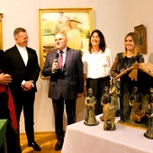 Przy stajence bożonarodzeniowej  (od lewej): bp Marek Solarczyk, ks. Grzegorz Zieliński, Leszek Ruszczyk, Ilona Pulnar-Duszyk i Katarzyna Jendrzejczyk.