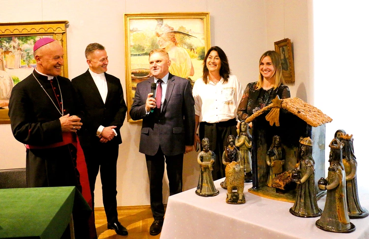 Przy stajence bożonarodzeniowej  (od lewej): bp Marek Solarczyk, ks. Grzegorz Zieliński, Leszek Ruszczyk, Ilona Pulnar-Duszyk i Katarzyna Jendrzejczyk.