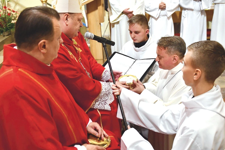 	Biskup w czasie udzielania posługi powierza naczynie z chlebem do sprawowania Eucharystii.