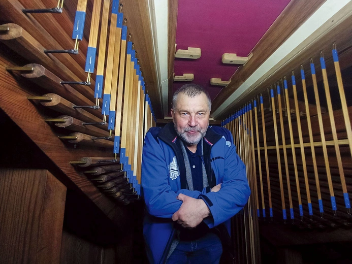 	31 października odebrano prace. Z organmistrzem można było zajrzeć nawet do organowej „duszy”.