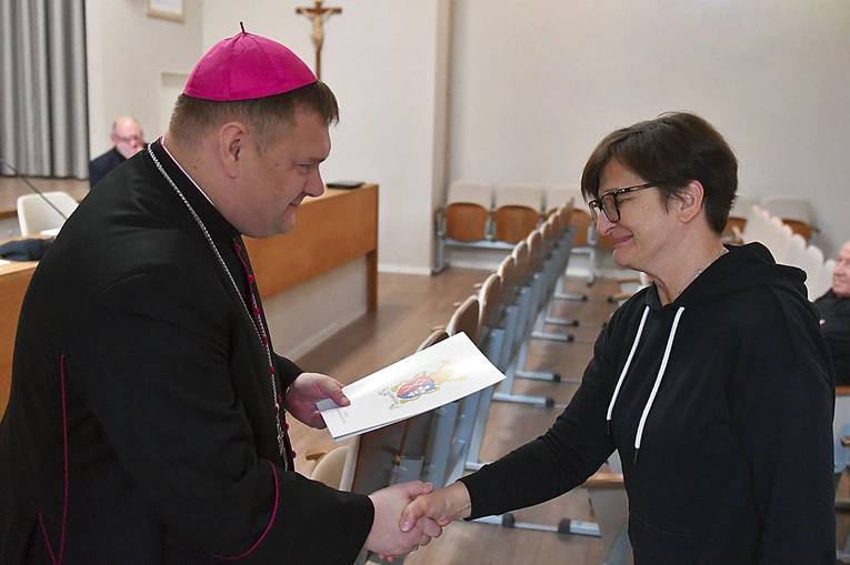 	Rada jest powoływana na trzyletnią kadencję. Na zdjęciu: moment wręczania dekretów.