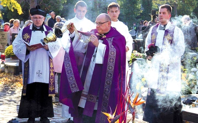 	Po Eucharystii zebrani przeszli na sąsiadującą ze świątynią nekropolię.
