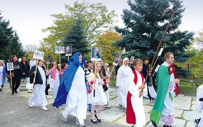 	Korowód przy parafii pw. NMP Matki Kościoła w Kostrzynie  nad Odrą.