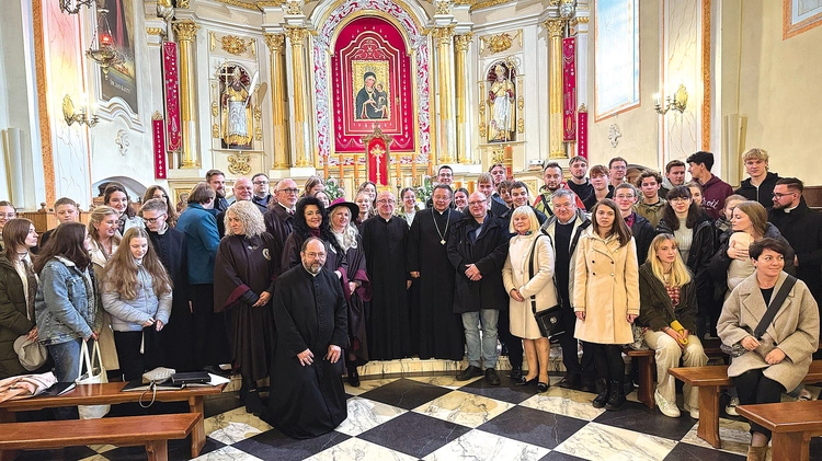 Uczestnicy spotkania z metropolitą łódzkim w kościele Świętych Małgorzaty i Katarzyny.
