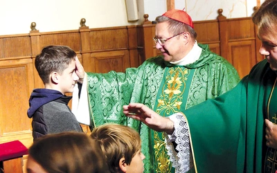 Kard. Grzegorz Ryś wraz z innymi kapłanami błogosławił dzieci kęckiej wspólnoty.