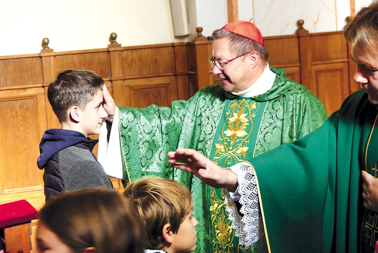 Kard. Grzegorz Ryś wraz z innymi kapłanami błogosławił dzieci kęckiej wspólnoty.