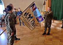 Baczność, spocznij! Czyli o tym, jak się (nie) poruszać ze sztandarem