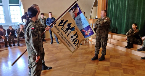 Baczność, spocznij! Czyli o tym, jak się (nie) poruszać ze sztandarem