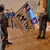 Baczność, spocznij! Czyli o tym, jak się (nie) poruszać ze sztandarem