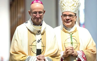 W ubiegłym roku w uroczystość Chrystusa Króla Wszechświata w katedrze katowickiej nuncjusz apostolski abp Antonio Guido Filipazzi nałożył paliusz na ramiona abp. Adriana Galbasa.