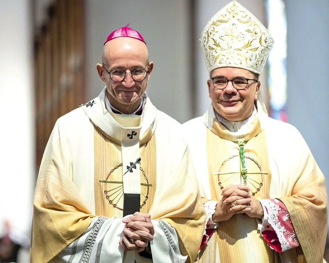 W ubiegłym roku w uroczystość Chrystusa Króla Wszechświata w katedrze katowickiej nuncjusz apostolski abp Antonio Guido Filipazzi nałożył paliusz na ramiona abp. Adriana Galbasa.