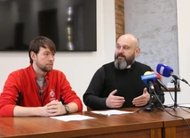 Ks. Damian Drabikowski i Hubert Kaczmarczyk zachęcają do wsparcia bezdomnych.