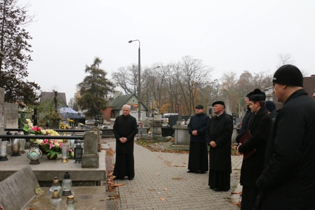 Modlitwa wspólnoty WSD w Radomiu za zmarłych duchownych 