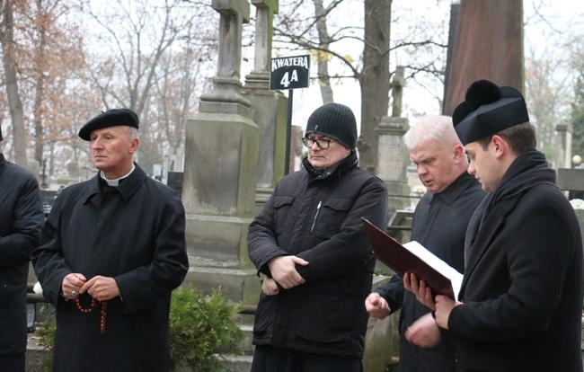 Modlitwa wspólnoty WSD w Radomiu za zmarłych duchownych 