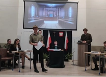 Uczniowie zostali przeniesieni na salę sądową. 