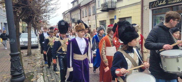 Uczniowie i nauczyciele przeszli ulicami miasta w patriotycznym marszu.