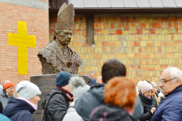 Olsztyn. Poświęcenie popiersia bł. Stefana Wyszyńskiego